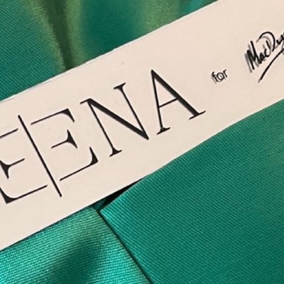 Mac Duggal elegant Green Gown - Picture 7 of 8